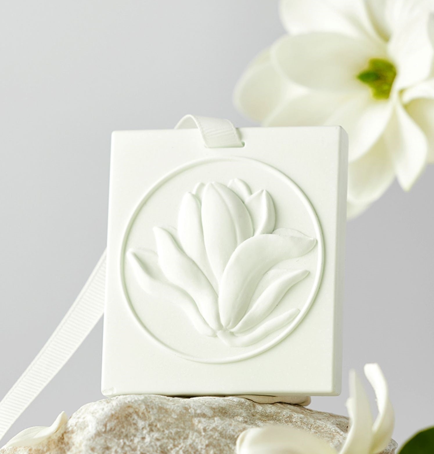 Car Aromatherapy Hanging Pendant,Car Air Freshener, Clothing Hanger,lasting fragrance, promoting metabolism, Effectively Absorb Odors, Handmade Carved Artworks